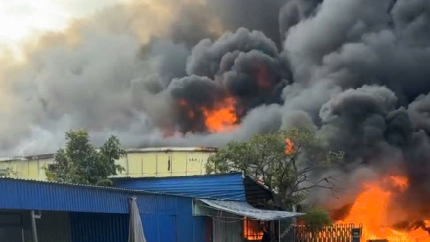 Vụ cháy xưởng sản xuất giày ở Hải Phòng: Huy động robot và 13 xe cứu hoả