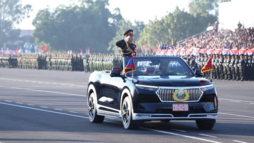 Xe điện Việt Nam nổi bật tại lễ diễu binh, diễu hành kỷ niệm Quốc khánh Lào