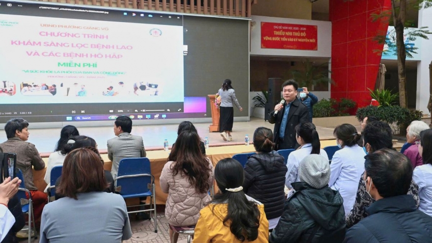 Gần 200 người dân phường Giảng Võ được khám miễn phí sàng lọc bệnh lao phổi