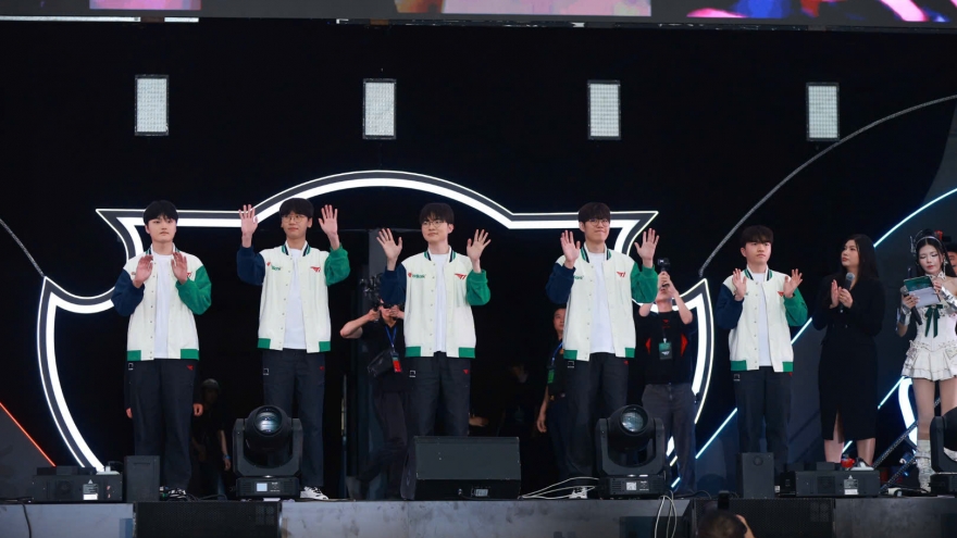 Giây phút bùng nổ khi Faker chào fan bằng Tiếng Việt