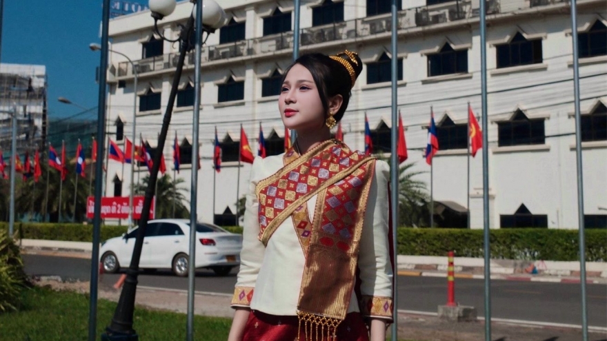 Nữ ca sĩ Việt gây sốt khi hát “Cô đôi thượng ngàn” dịp Quốc khánh Lào