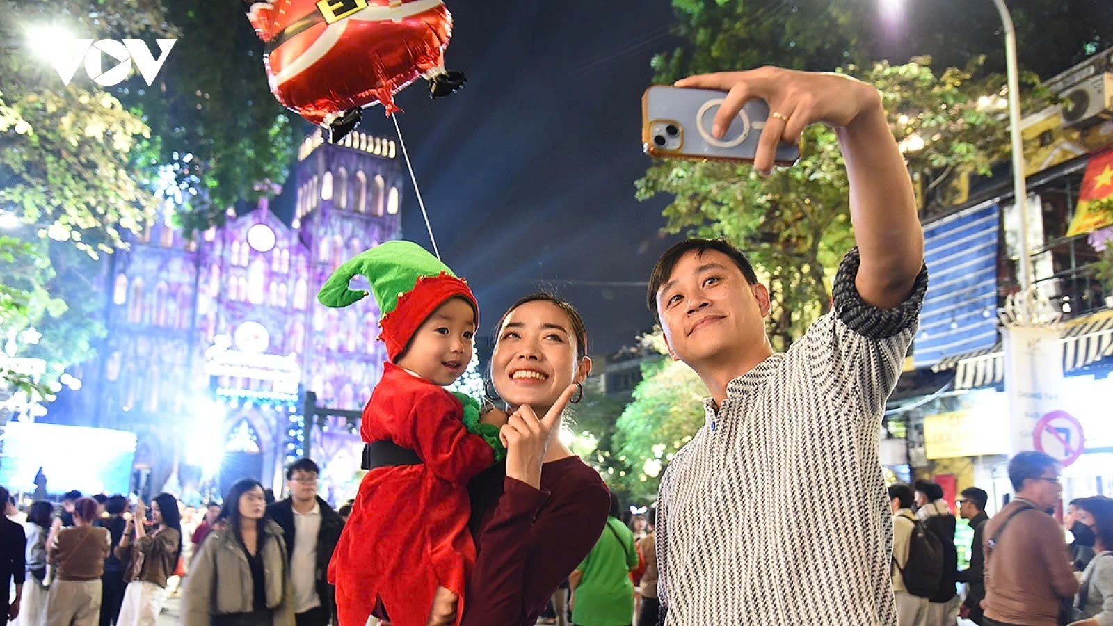 Hanoi residents and international visitors celebrate peaceful and warm Christmas