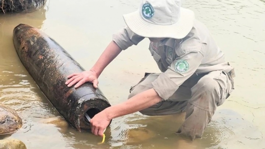 Phát hiện quả bom chứa hơn 87kg thuốc nổ cạnh khu chợ và bến xe ở Huế