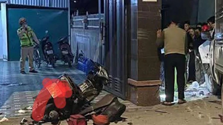 Phóng xe máy kẹp 3 tông xe tải, 3 thiếu niên ở Nghệ An thương vong