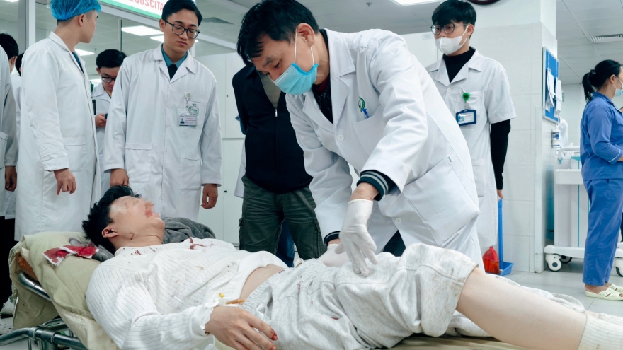 Nỗ lực cấp cứu, điều trị các nạn nhân vụ lật xe chở đoàn thiện nguyện ở Lào Cai