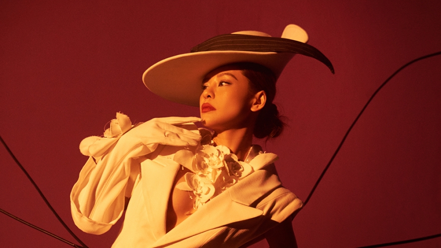 Đạo diễn Nguyễn Quang Dũng nhận “quà sinh nhật to nhất” từ Bùi Lan Hương