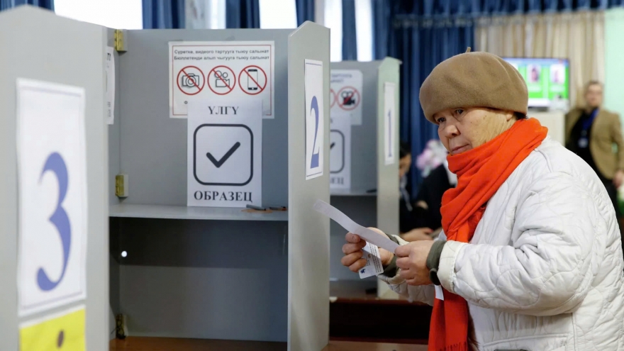 Kyrgyzstan hoàn thành cuộc bầu cử đại biểu Quốc hội trước thời hạn