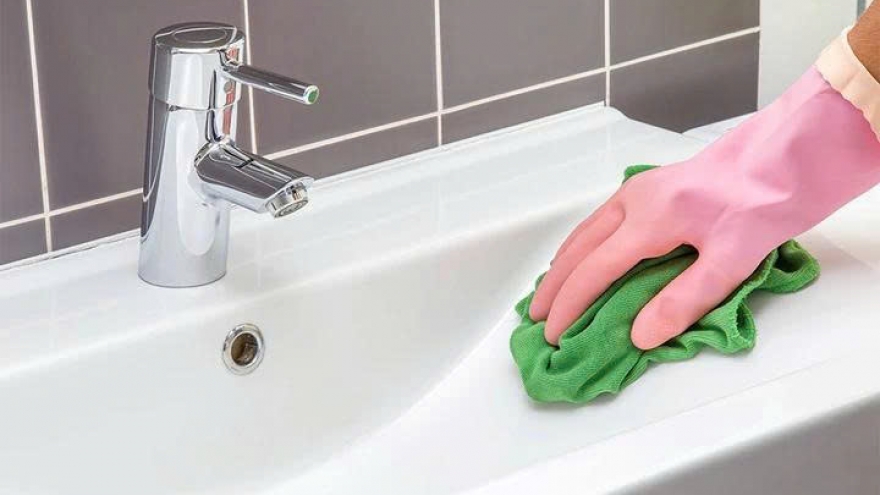 8 cách vệ sinh bồn rửa mặt sạch bong, sáng bóng như mới
