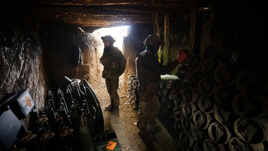 Lửa rực cháy ở Đông Ukraine, quân Nga tấn công vành đai pháo đài