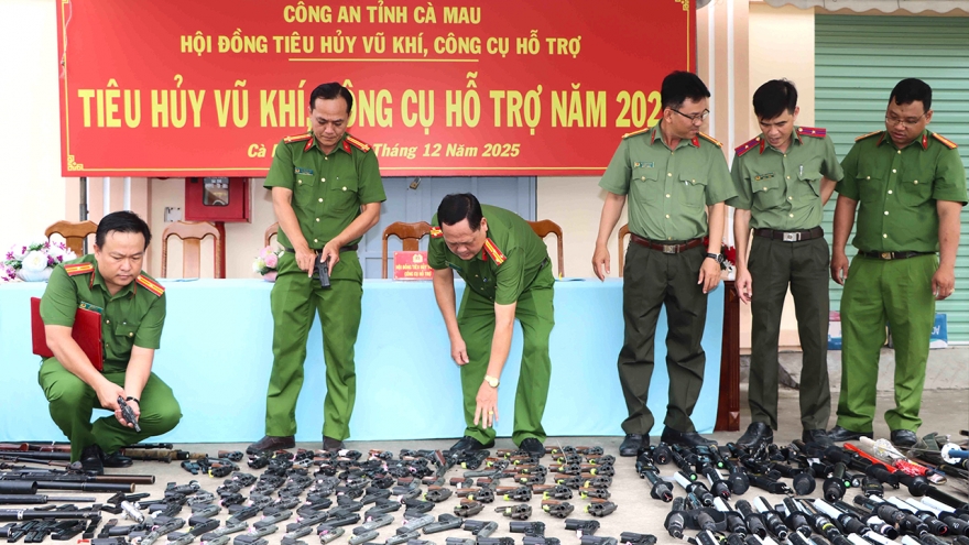 Công an Cà Mau tiêu hủy 386 vũ khí