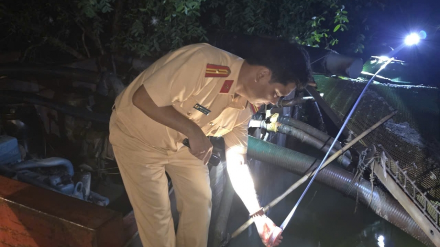 Đồng Tháp và Vĩnh Long xử lý nhiều đối tượng bơm hút, vận chuyển cát trái phép