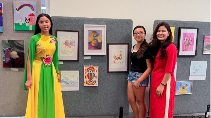 Các em nhỏ người Việt ở nước ngoài triển lãm tranh ủng hộ nạn nhân bão lũ
