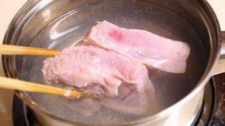 Chần thịt qua nước sôi trước khi nấu, lợi hay hại cho sức khỏe?