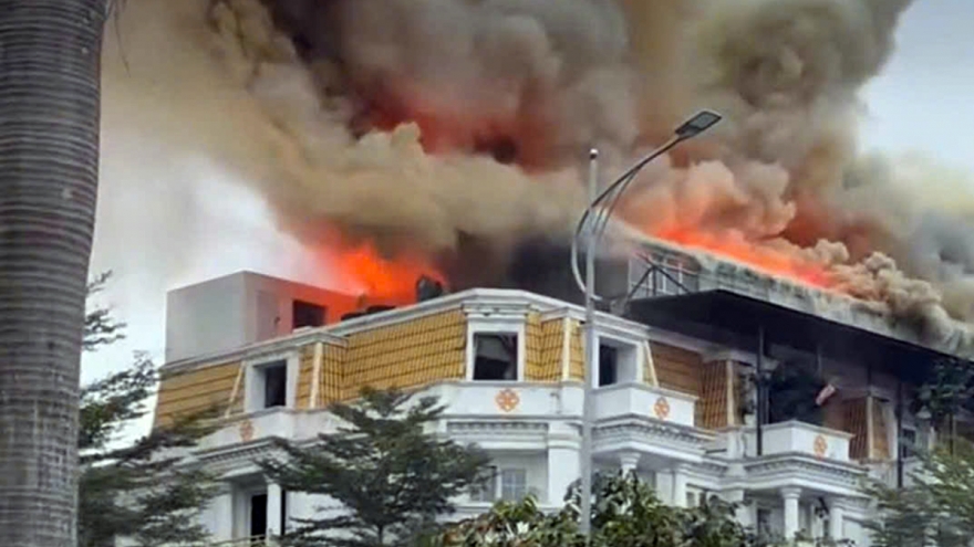 Cháy tại dãy biệt thự Gleximco Lê Trọng Tấn, khói bốc cao hàng chục mét