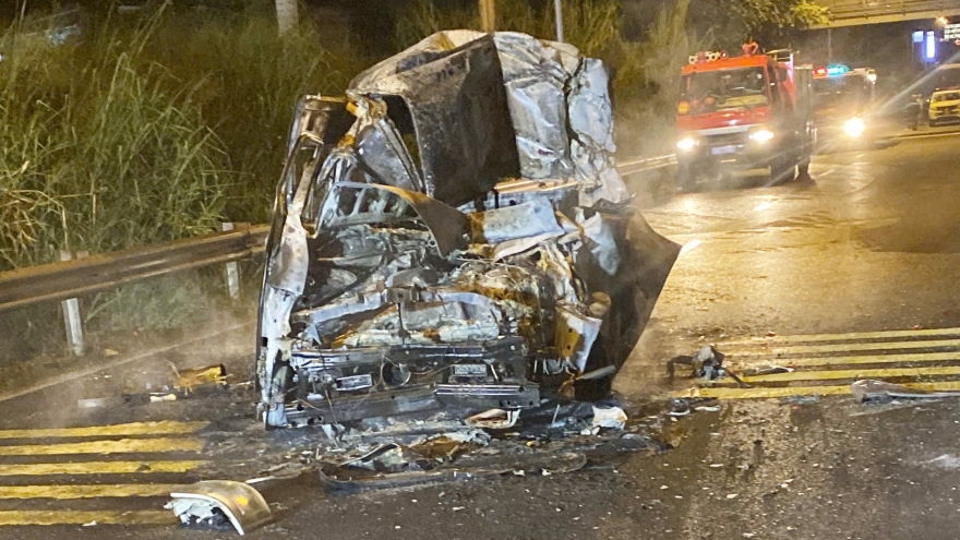 Ô tô cứu thương đâm vào xe đầu kéo rồi bốc cháy, 3 người tử vong