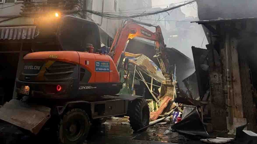 Huy động máy xúc mở đường cho cảnh sát tiếp cận vụ cháy chợ Xanh, Hà Nội