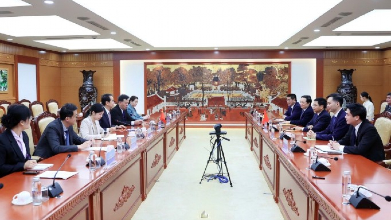 Vietnam and China to deepen strategic economic and financial cooperation