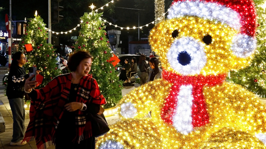 Hanoi malls dazzle with festive Christmas decorations