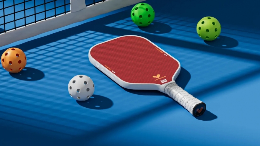 Cầm vợt pickleball của vợ xem tên hãng, phát hiện bí mật động trời