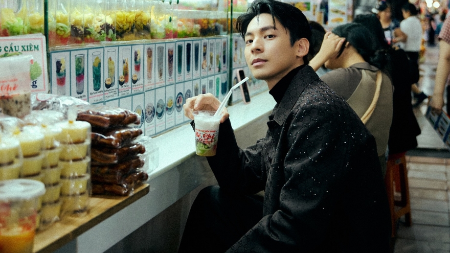 Mỹ nam xứ Đài Lâm Bách Hoành khoe ảnh đẹp long lanh giữa chợ Bến Thành