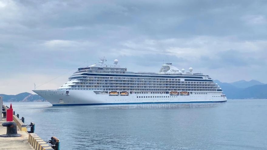 Seven Seas Explorer brings 700 foreign tourists to Khanh Hoa