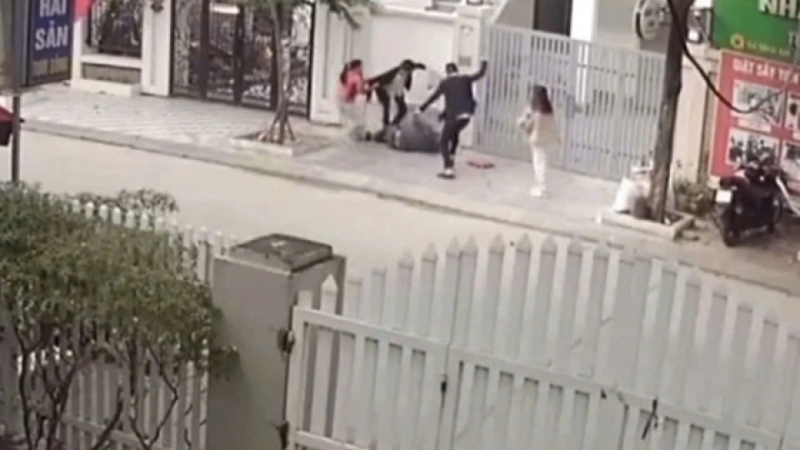 Tạm giữ hình sự kẻ đánh người dã man vì va chạm giao thông ở Hà Nội