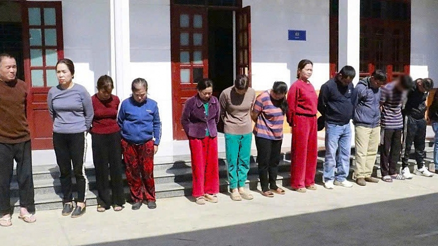 Cảnh sát bao vây nhóm người đánh bạc trong rừng