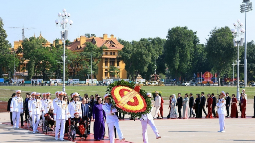 Delegates to patriotic emulation congress pay tribute to President Ho Chi Minh