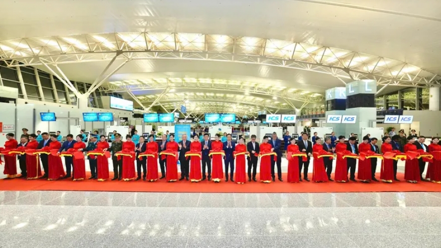 Deputy PM Nguyen Hoa Binh inaugurates expanded Terminal 2 at Noi Bai Airport