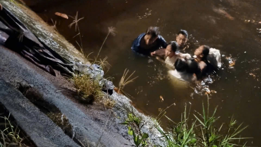 Người phụ nữ và 2 em nhỏ rơi xuống kênh giữa đêm, may mắn được 3 người cứu