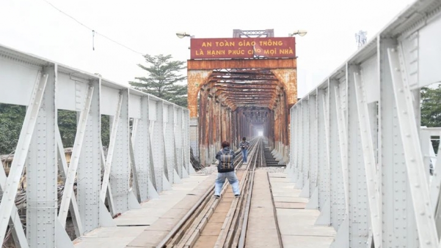 Cầu Long Biên "thay áo mới" sau 2 tháng trùng tu