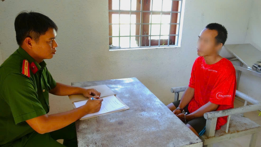 Bị móc trộm điện thoại khi ngủ trên võng trước nhà