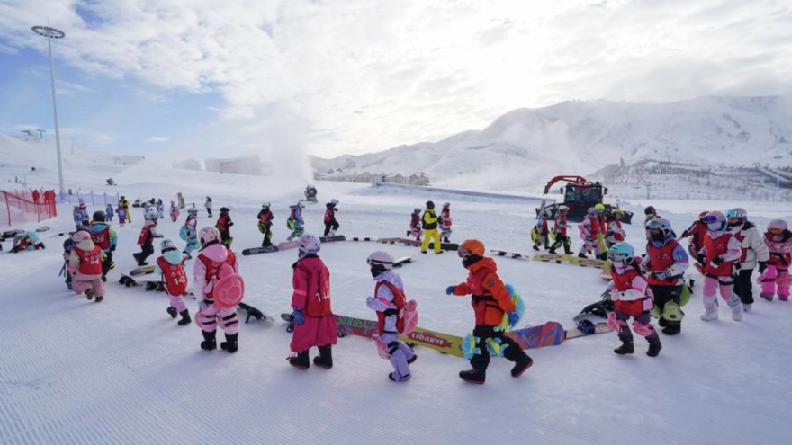 Trung Quốc cho học sinh nghỉ học để kích thích cơn sốt kỳ nghỉ băng tuyết