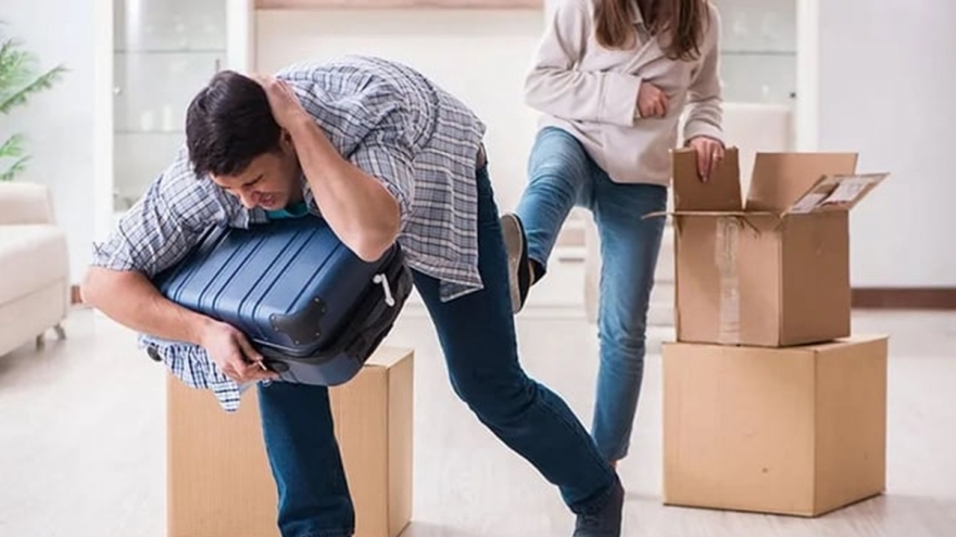 Vợ đuổi chồng ra khỏi nhà, bị phạt đến 10 triệu đồng, buộc xin lỗi công khai