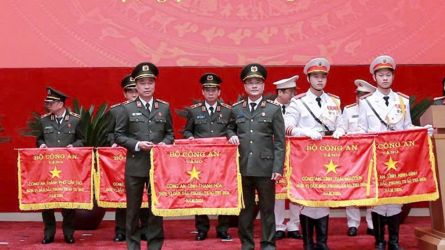 Công an tỉnh Thanh Hóa nhận Cờ “Đơn vị dẫn đầu phong trào thi đua” năm 2025
