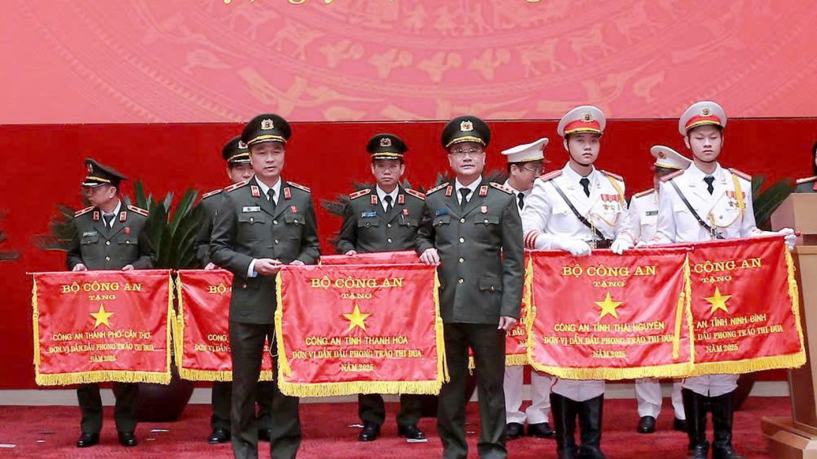 Công an tỉnh Thanh Hóa nhận Cờ “Đơn vị dẫn đầu phong trào thi đua” năm 2025