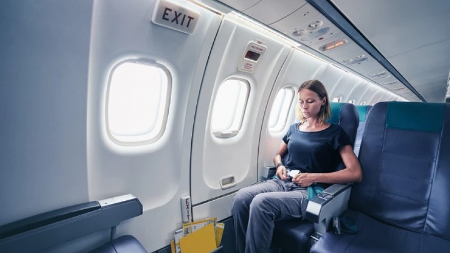Những ai được ngồi ghế cạnh cửa thoát hiểm trên máy bay?