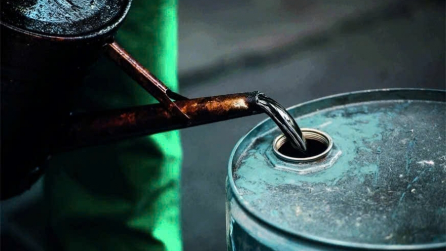 Giá xăng dầu giảm liên tiếp tạo áp lực “kép” lên doanh nghiệp đầu mối