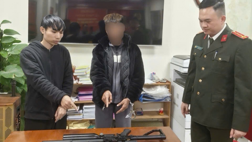 Đang đi "ship" khẩu súng PCP mua trên mạng thì bị bắt