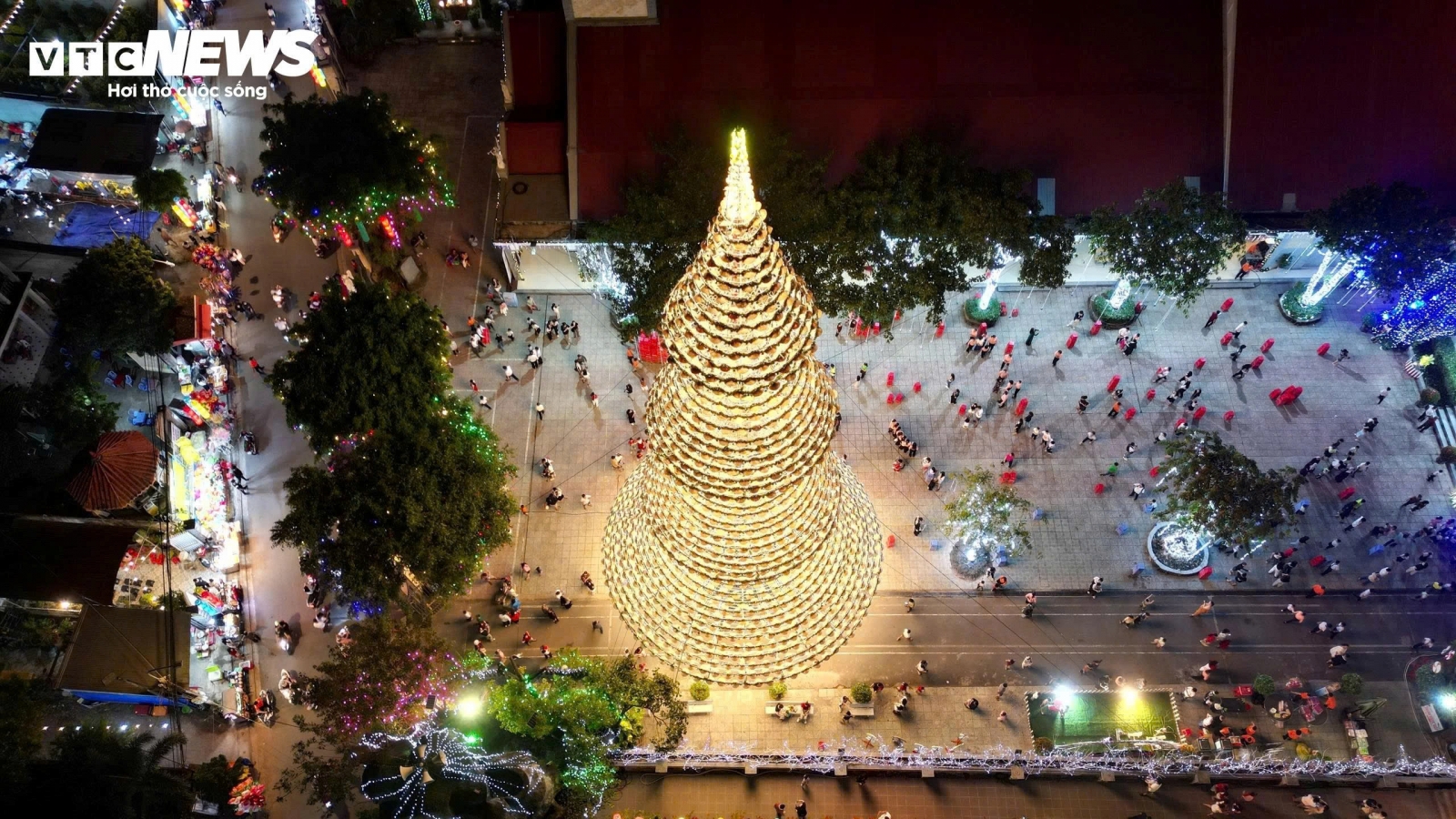 Giant Christmas tree made from 3,000 conical hats draws crowds