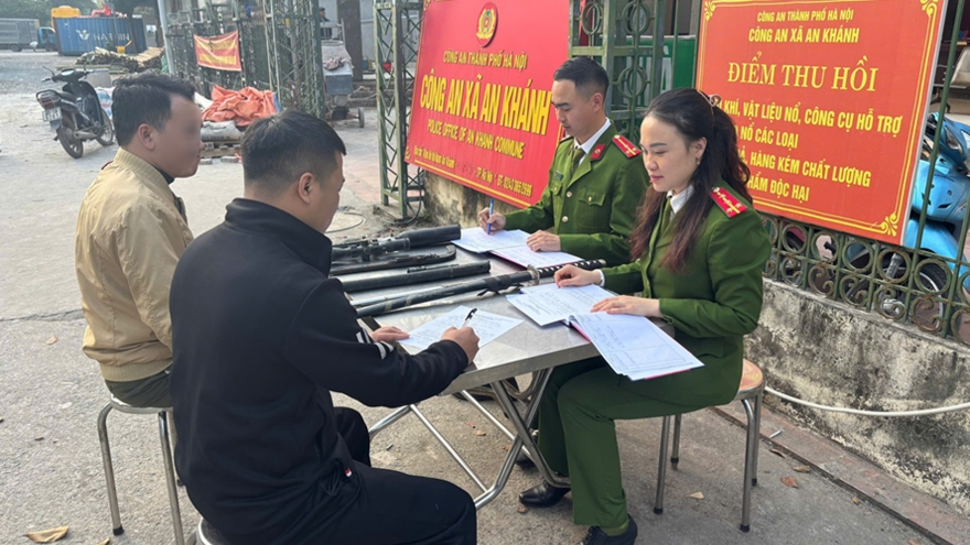 Trong cao điểm trấn áp tội phạm, người dân Hà Nội tự nguyện giao nộp vũ khí