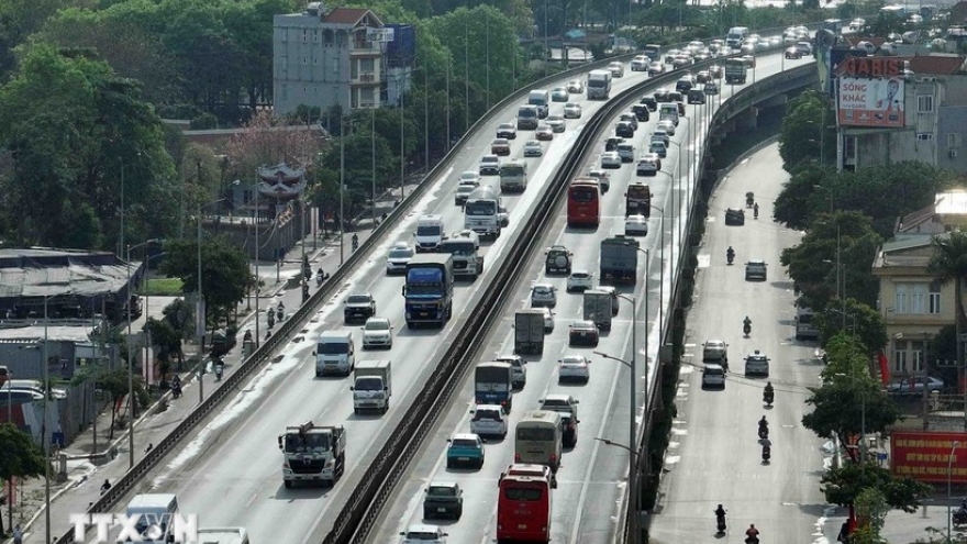 Hanoi to pilot rush-hour restrictions on heavy trucks, container vehicles