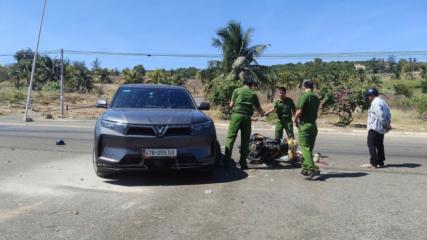 Xe máy va chạm xe ô tô trên tuyến đường du lịch Mũi Né khiến một người tử vong