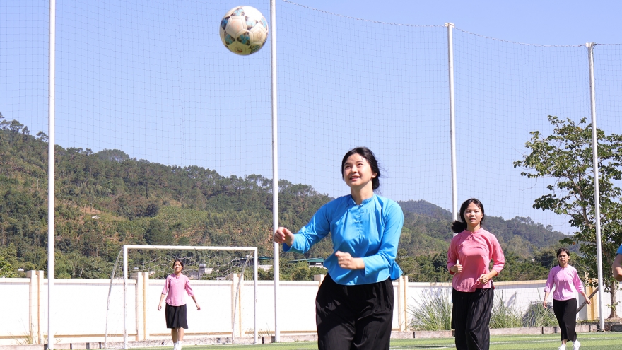 Trang phục truyền thống theo chân phụ nữ vùng cao bước ra sân cỏ