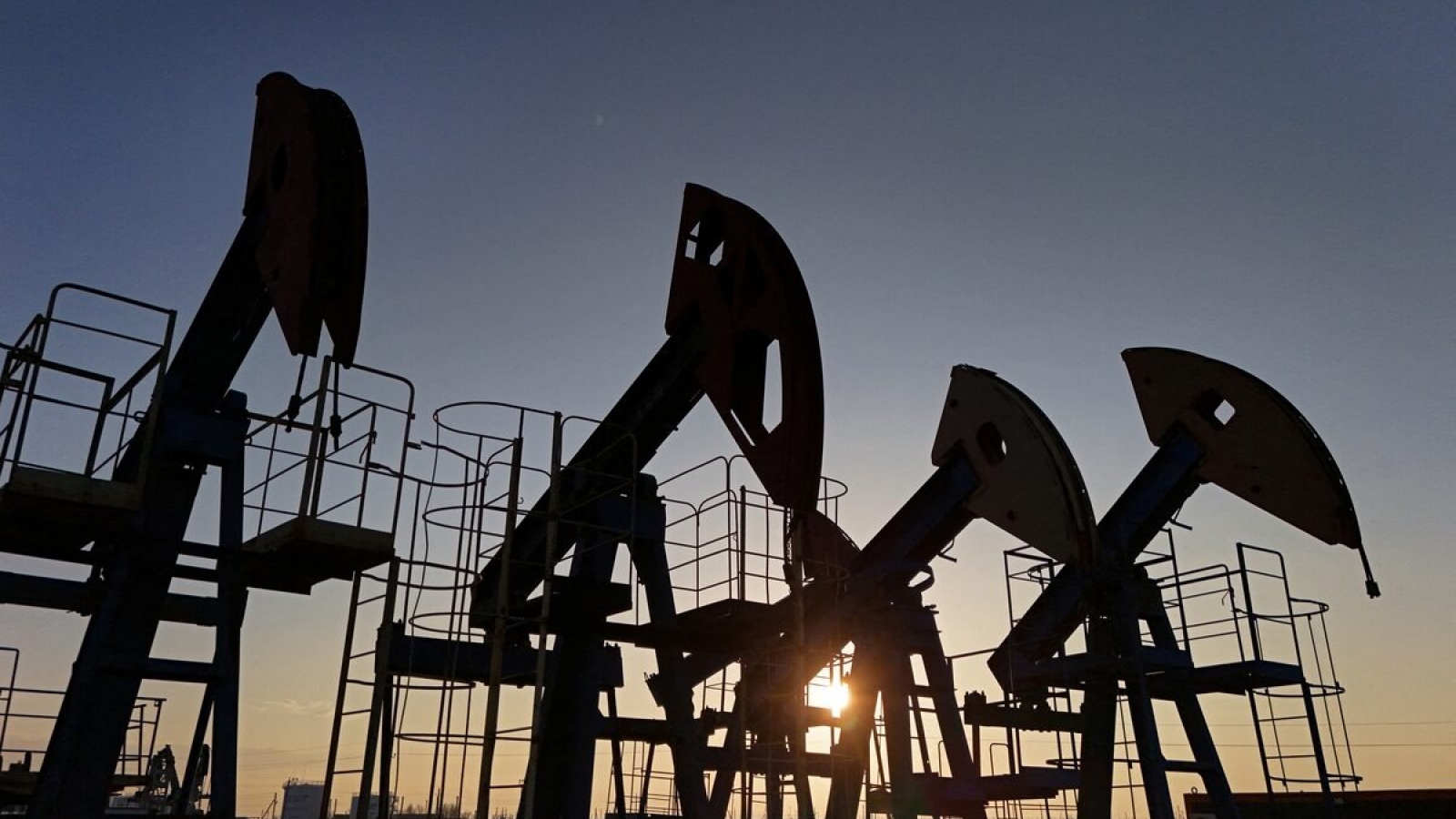 Nhóm OPEC+ tiếp tục duy trì các biện pháp cắt giảm tự nguyện