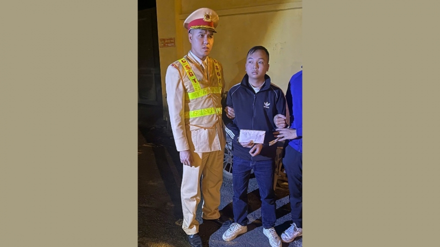 Kiểm tra vi phạm giao thông, phát hiện đối tượng tàng trữ ma túy