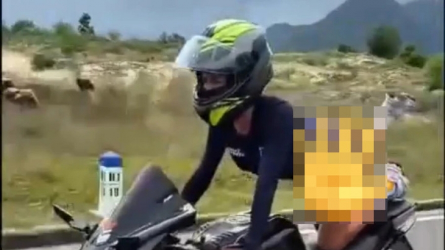 Xem xét xử lý người phụ nữ Nga nằm trên yên lái mô tô phân khối lớn