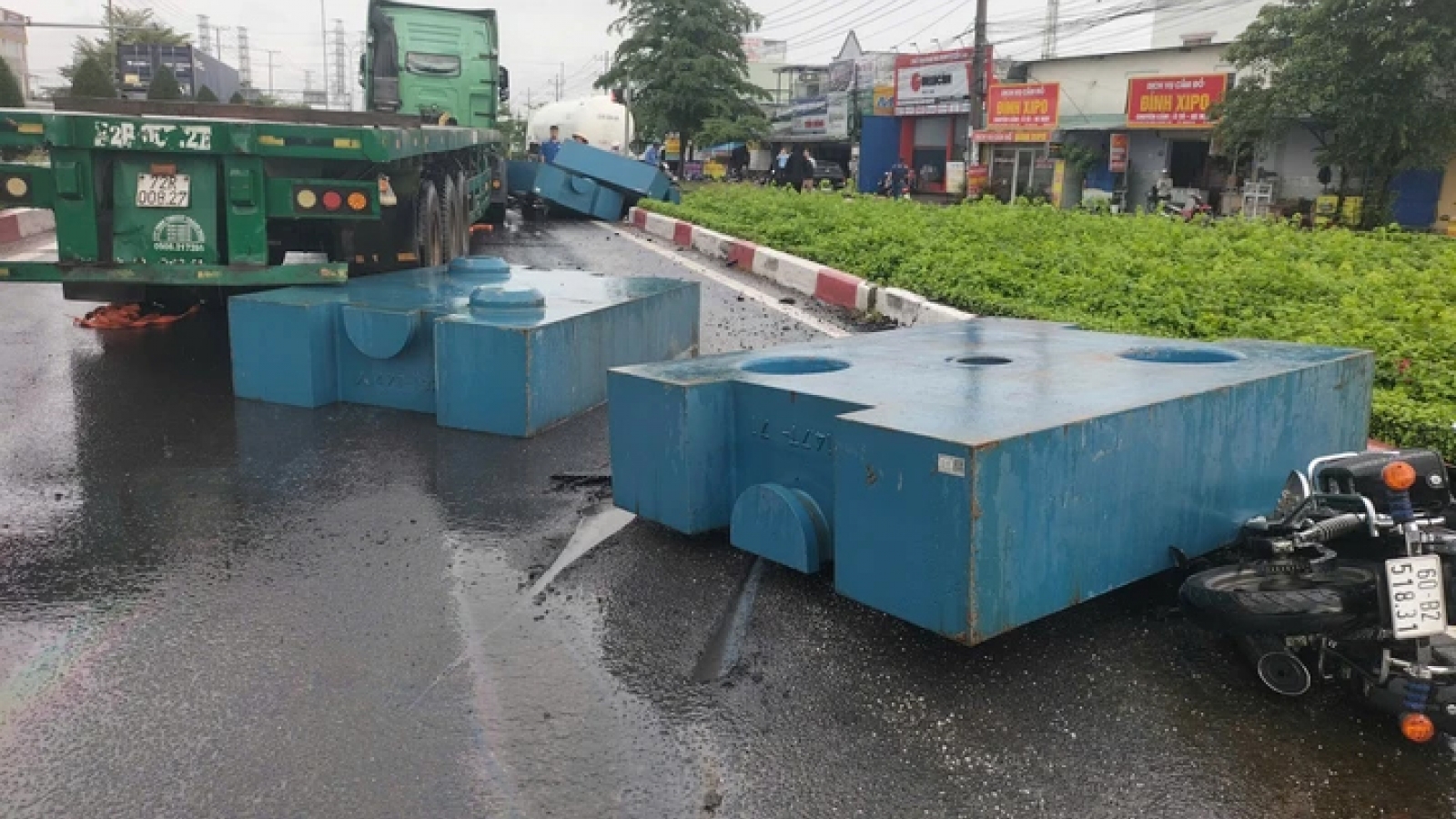 4 khối sắt rơi khỏi xe container, trúng người đi xe máy ở TP.HCM