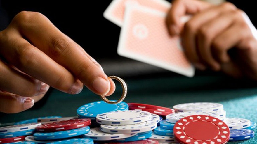 Hai mươi năm gánh nợ cho chồng ham cờ bạc, người vợ 46 tuổi nên làm gì?