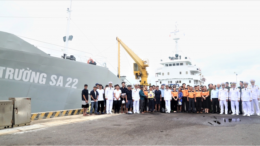 Hải quân bàn giao 52 ngư dân gặp nạn trên biển cho gia đình và địa phương